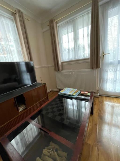 Spacious Bungalow In London, Near Central London, The Excel Centre And The O2, Ideal For Families * London