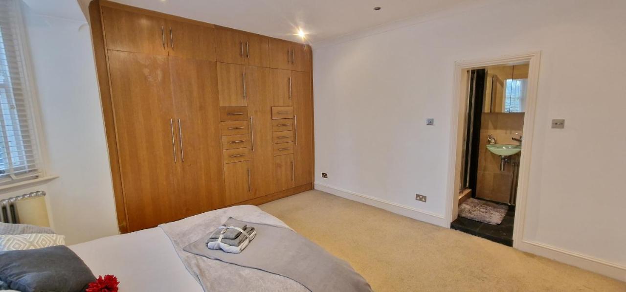 Action Packed Local 3br 1 Mins Walk To Everything Appartement