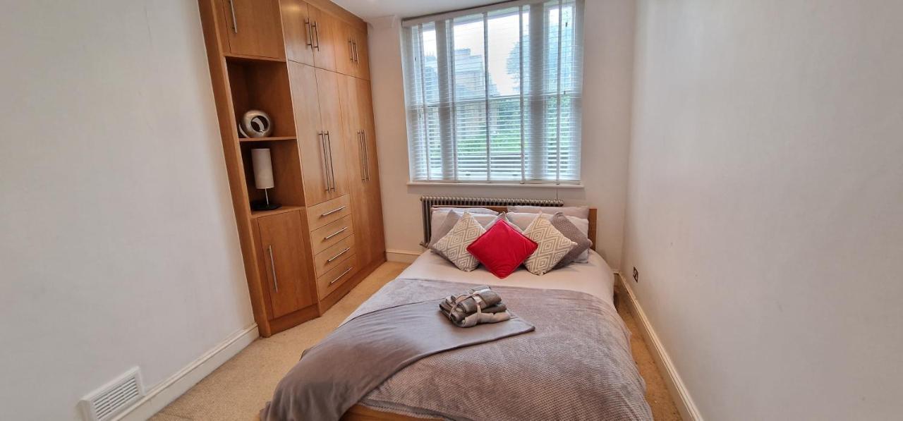 Action Packed Local 3br 1 Mins Walk To Everything Appartement Londen