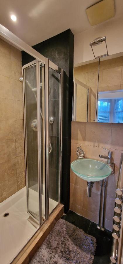Appartement Action Packed Local 3br 1 Mins Walk To Everything Londen