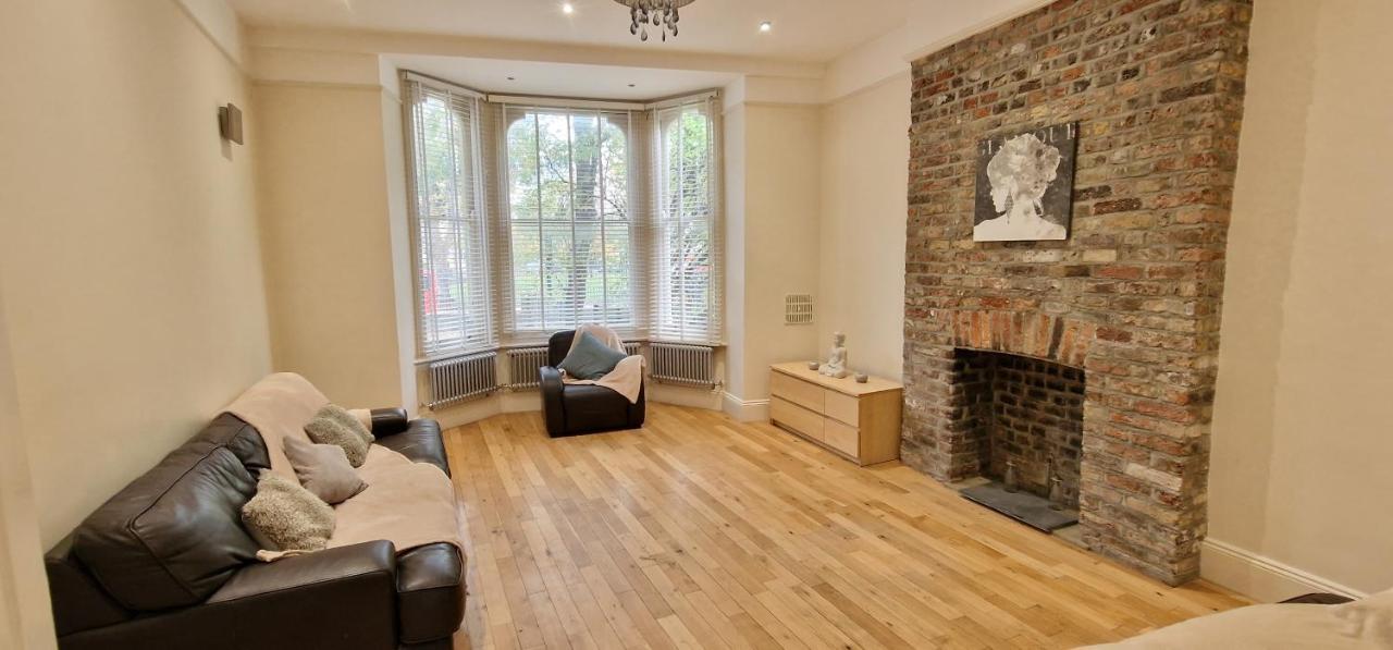 Action Packed Local 3br 1 Mins Walk To Everything Appartement