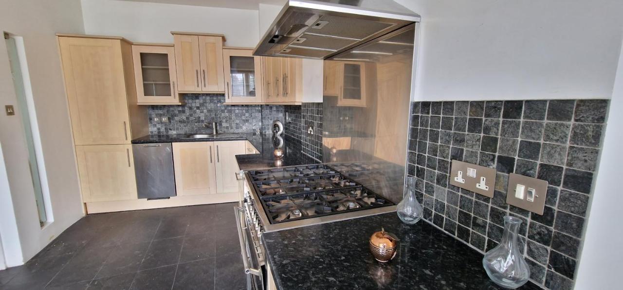 Action Packed Local 3br 1 Mins Walk To Everything Appartement *