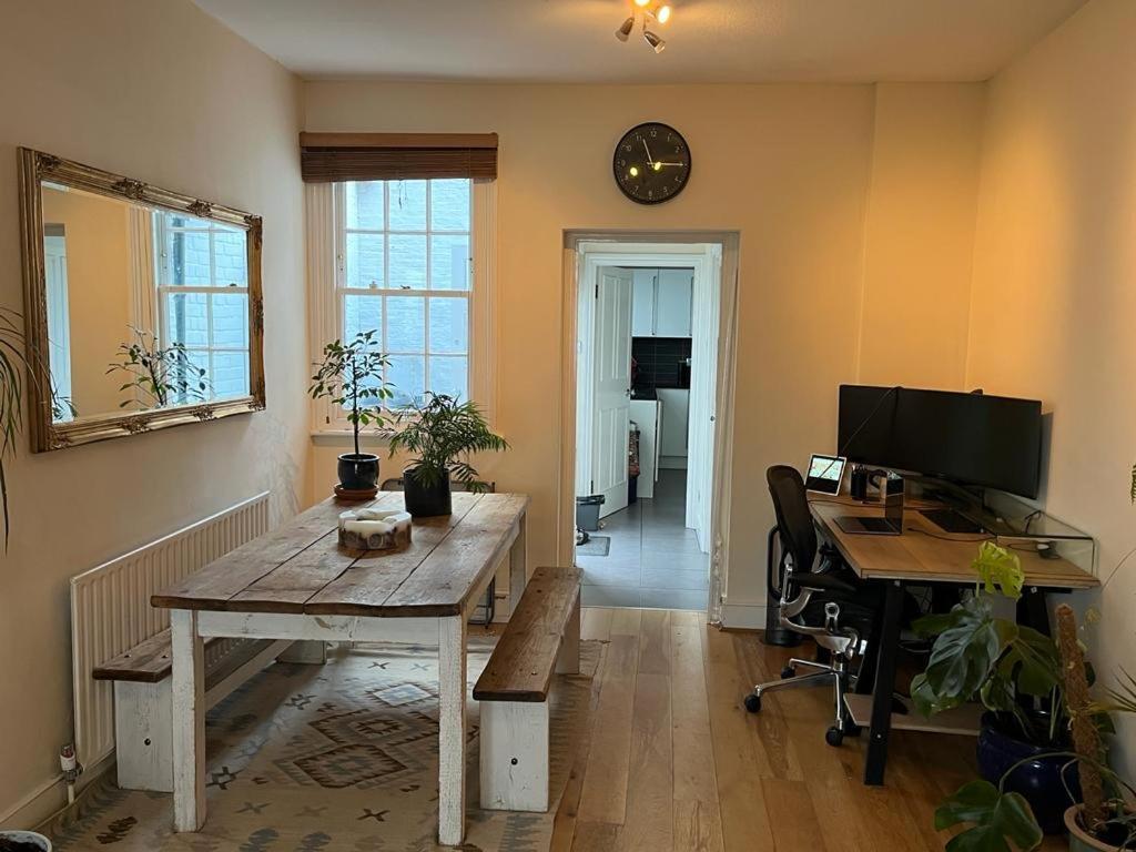 Private King Room With Huge En-Suite In Shared House In Marylebone Rum i privatbostad London