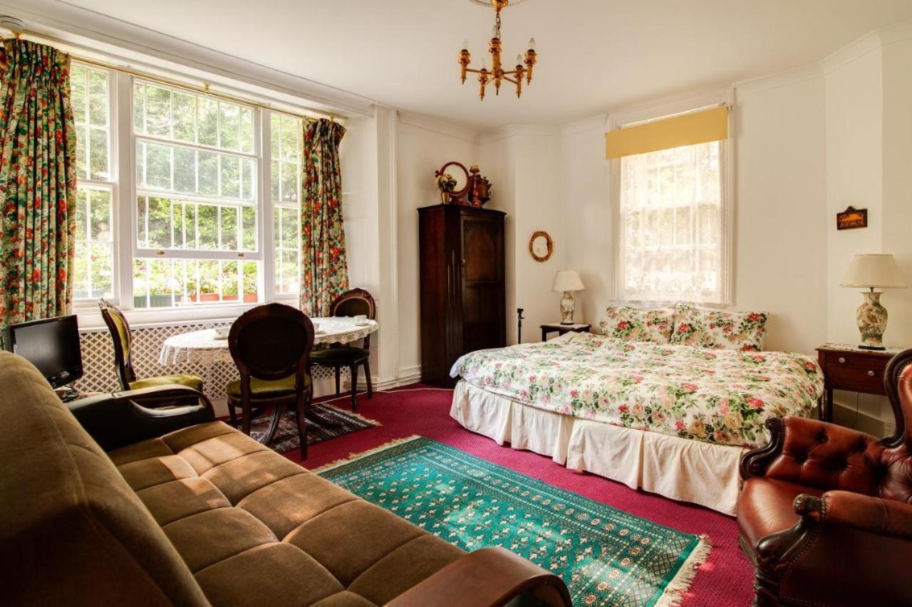 Dawson Place, Juliette's 3*