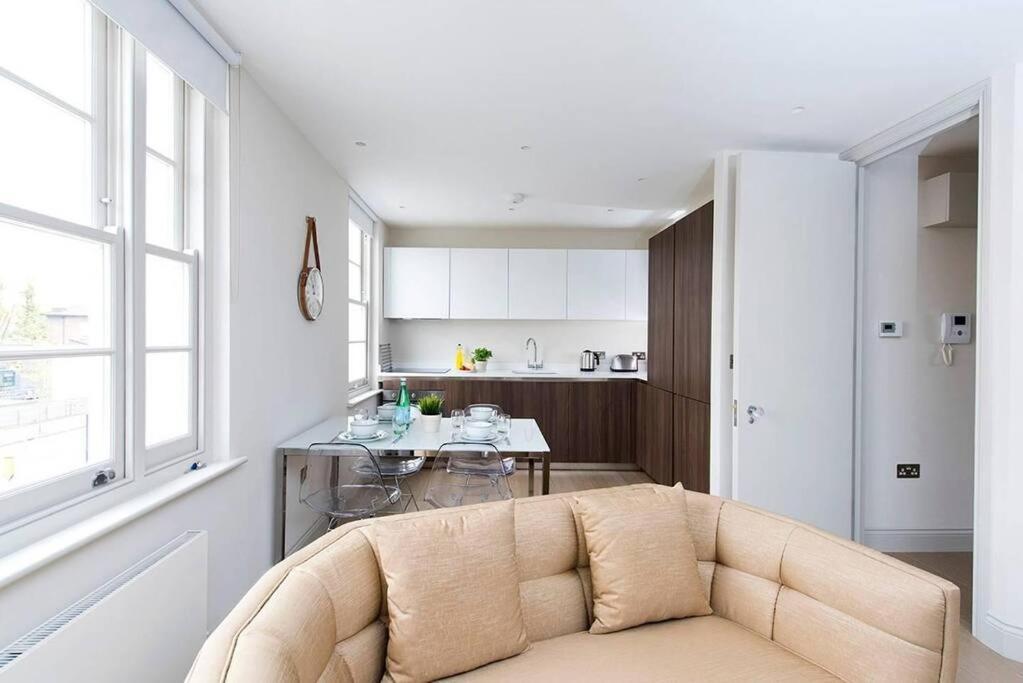 Appartement Recently Redecorated Spacious And Modern 1br Flat In West Londen