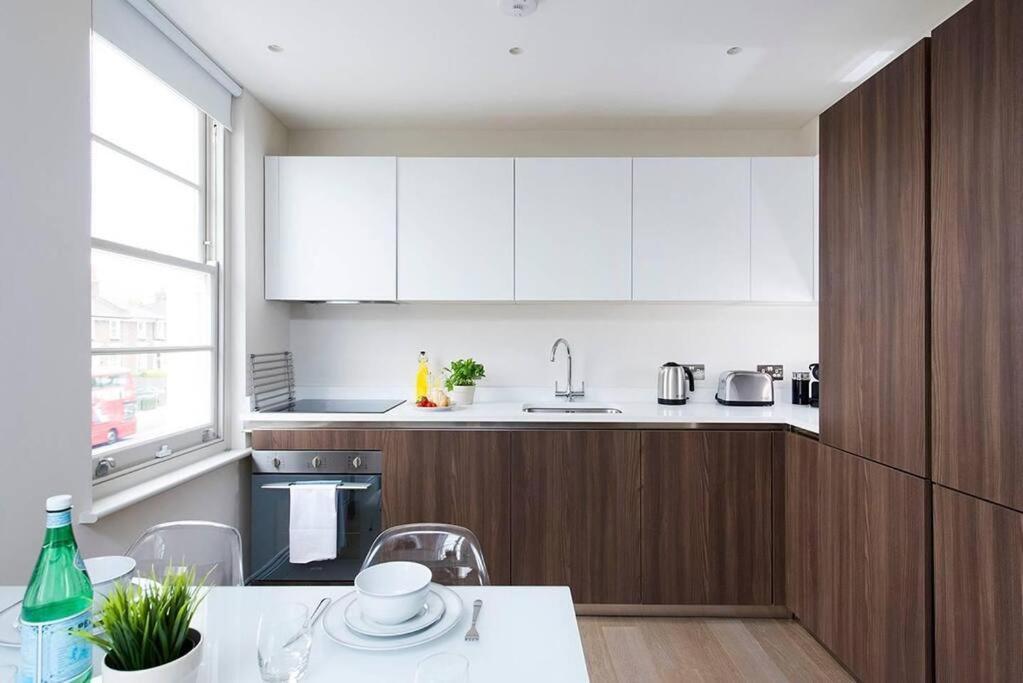 Recently Redecorated Spacious And Modern 1br Flat In West Appartement Londen