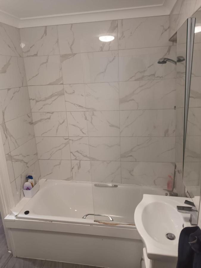 A For Male To Share With Another Male Adult Privatunterkunft London