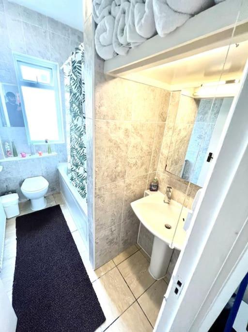 Spacious 3 Bed Flat Close To Central Appartamento