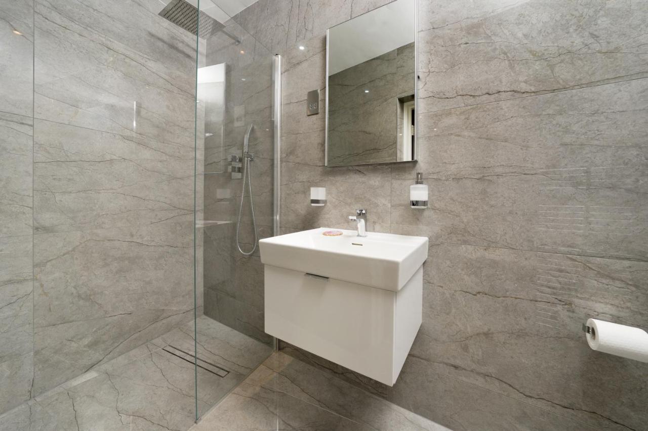 Oxford Street 2 Bedr, 3 Beds, 2,5 Bath, 2 Min Subway Appartement