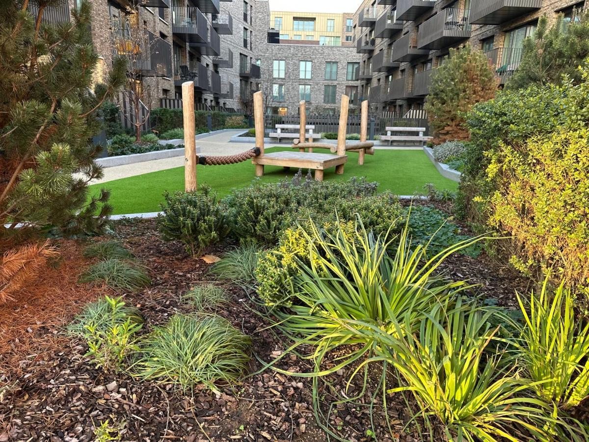 Luxury Spacious Flat With Communal Gardens And Parking
