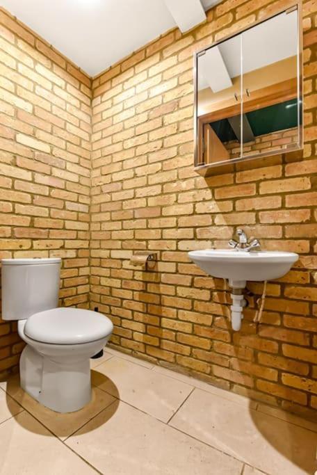 Spacious 2 Bed Urban Jungle Flat, Lejlighed *