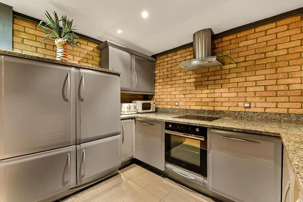 Spacious 2 Bed Urban Jungle Flat, Lejlighed London