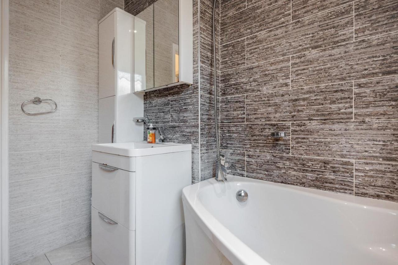 Entire Lovely Family With Parking, Wifi, Netflix, Self Check-in Appartement *
