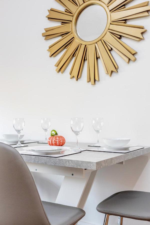 Appartement Entire Lovely Family With Parking, Wifi, Netflix, Self Check-in *