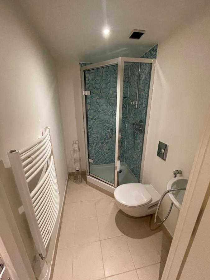 Oxford Street Apartment *