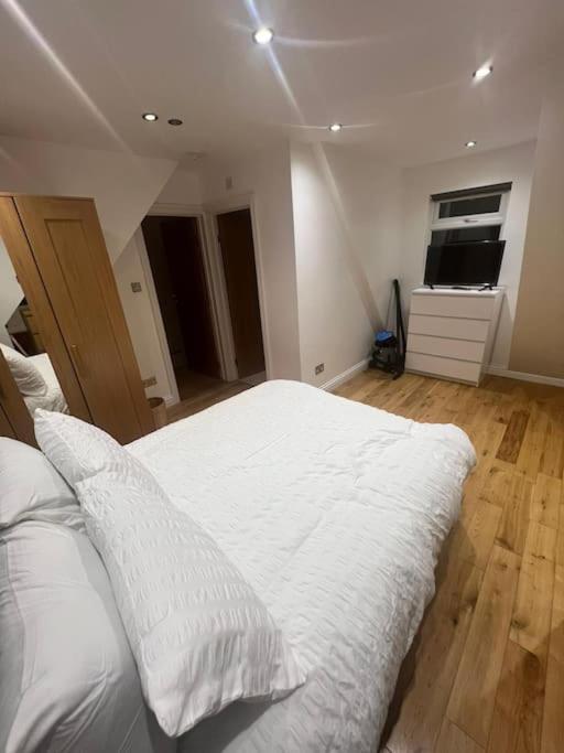Hampden Rd N8,studio Flat * London