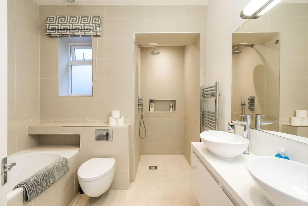 Apartment Spacious 2-bed Flat, Private Patio & Close To Park