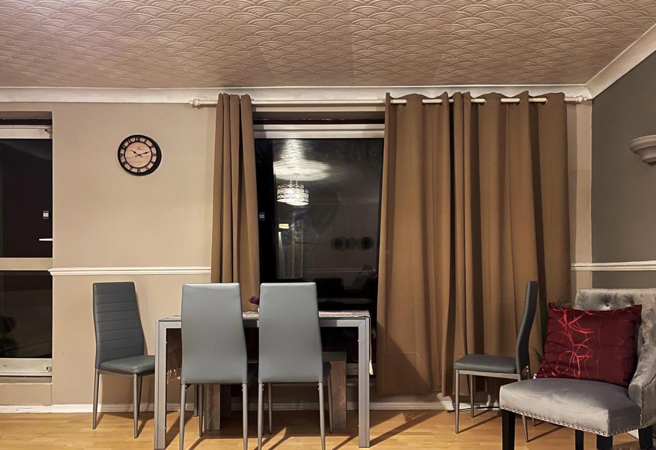 Vintage 3 Bedroom House Near Catford - 1 Double Bed, 3 Single Beds, Max 5 People Lägenhet *