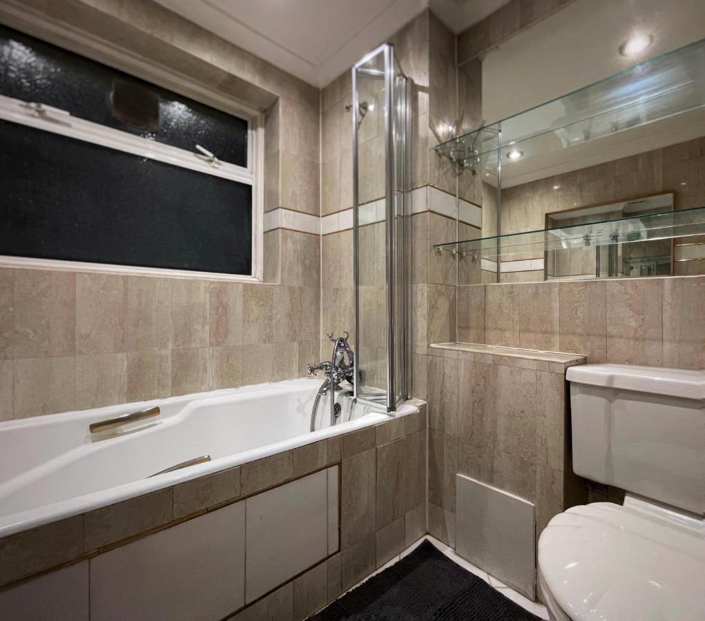 Vintage 3 Bedroom House Near Catford - 1 Double Bed, 3 Single Beds, Max 5 People Lägenhet *