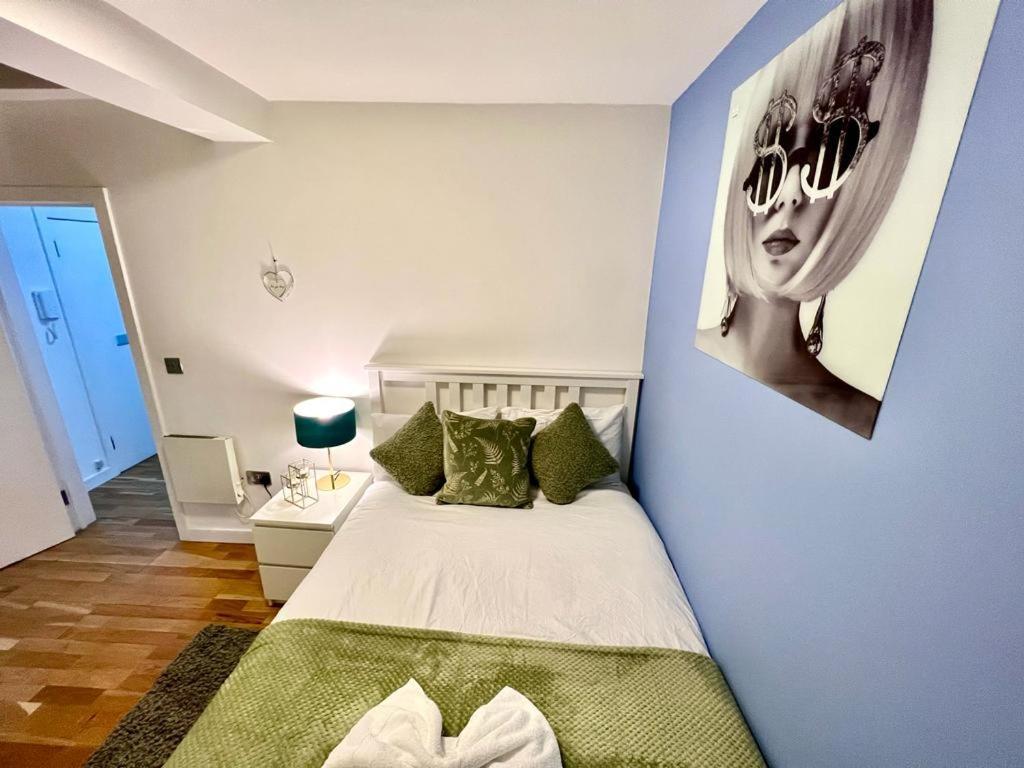 Central 2 Bedroom Apartment *