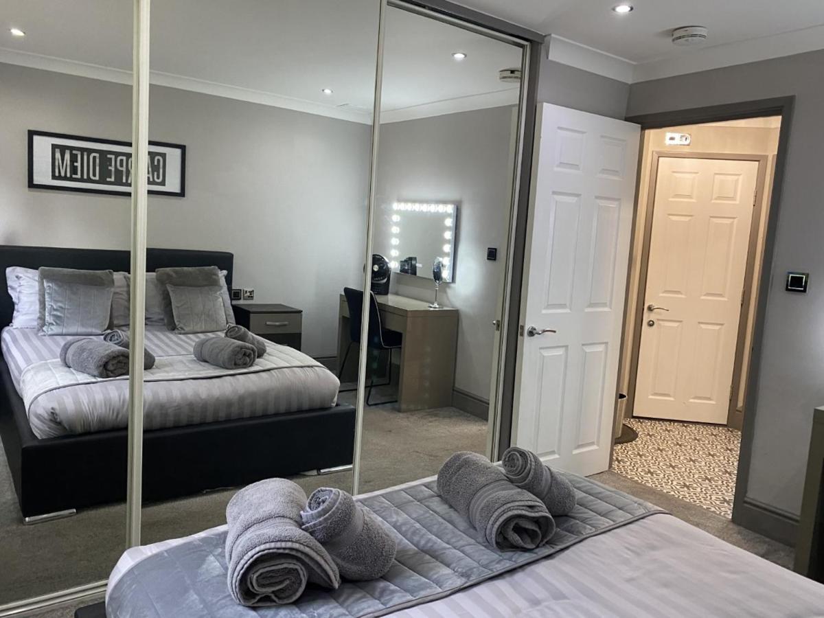Modern Spacious 1 Bed With Free Parking In Trendy Inner Suburb 15 Mins Walk To Victoria Line Underground Then 20 Mins To Oxford Street 