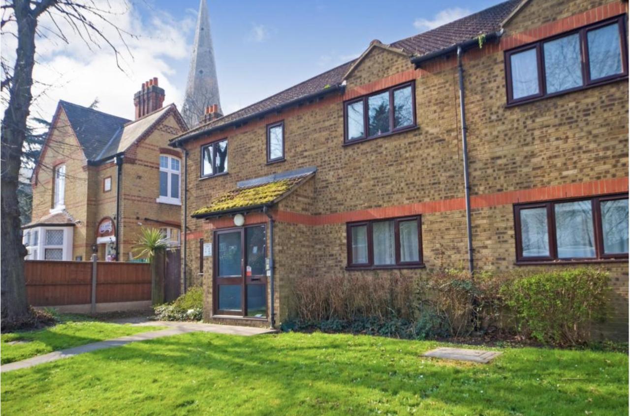 Modern Spacious 1 Bed With Free Parking In Trendy Inner Suburb 15 Mins Walk To Victoria Line Underground Then 20 Mins To Oxford Street 