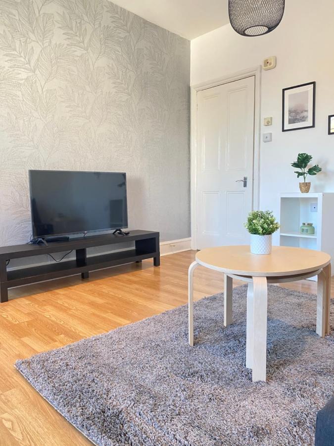 Charming & Bright 2-bed Apt Close To Station Apartment London