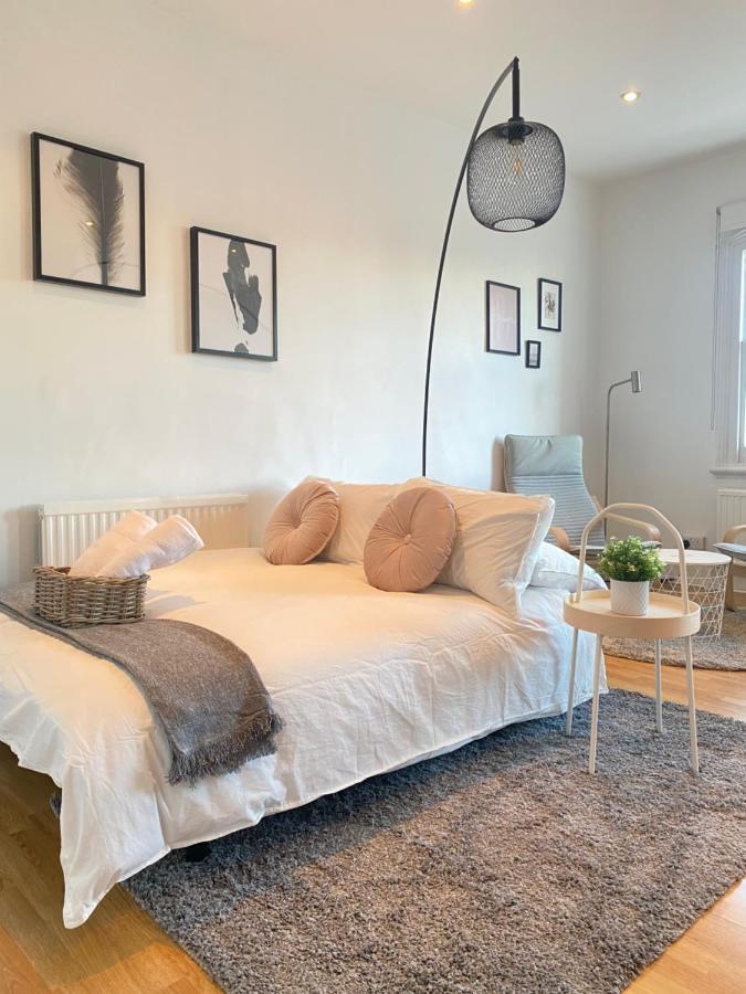 Charming & Bright 2-bed Apt Close To Station * London