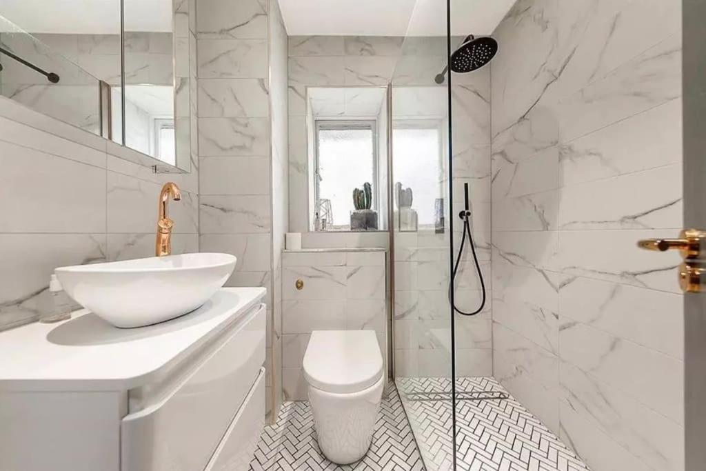 Location In - Kings Road 3-bed With Terrace, Ac & Netflix Lägenhet *