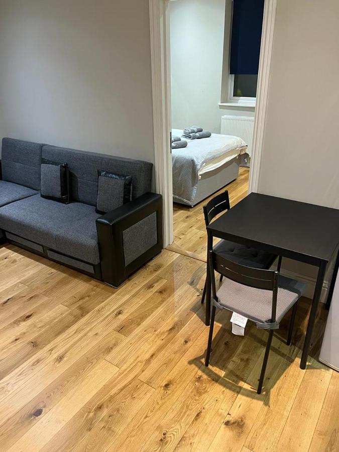 Lovely 1 Bedroom With On Street Parking Apartment London