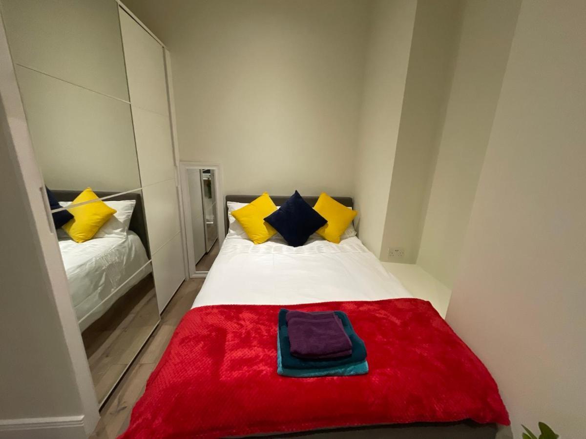 Modern & Elegant Central Two Minutes From Train Station