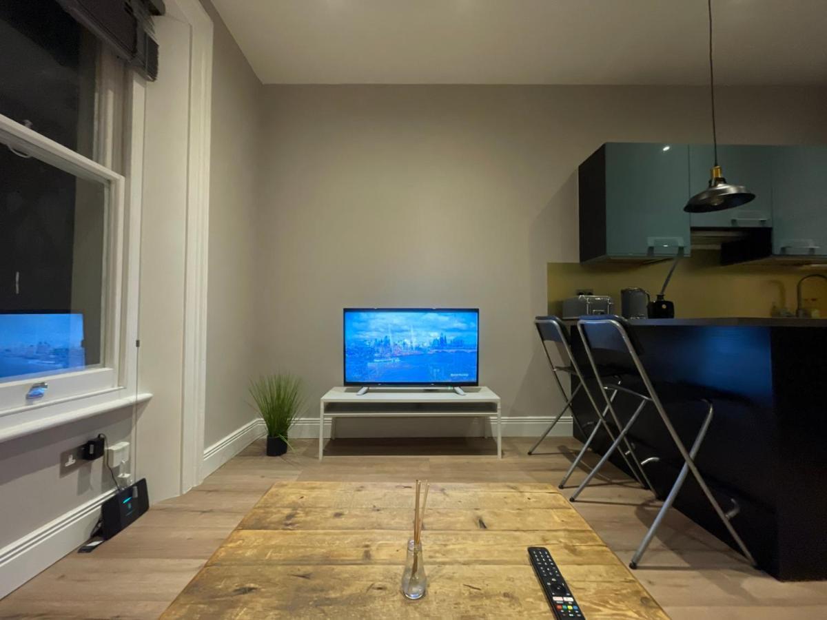 Modern & Elegant Central Two Minutes From Train Station