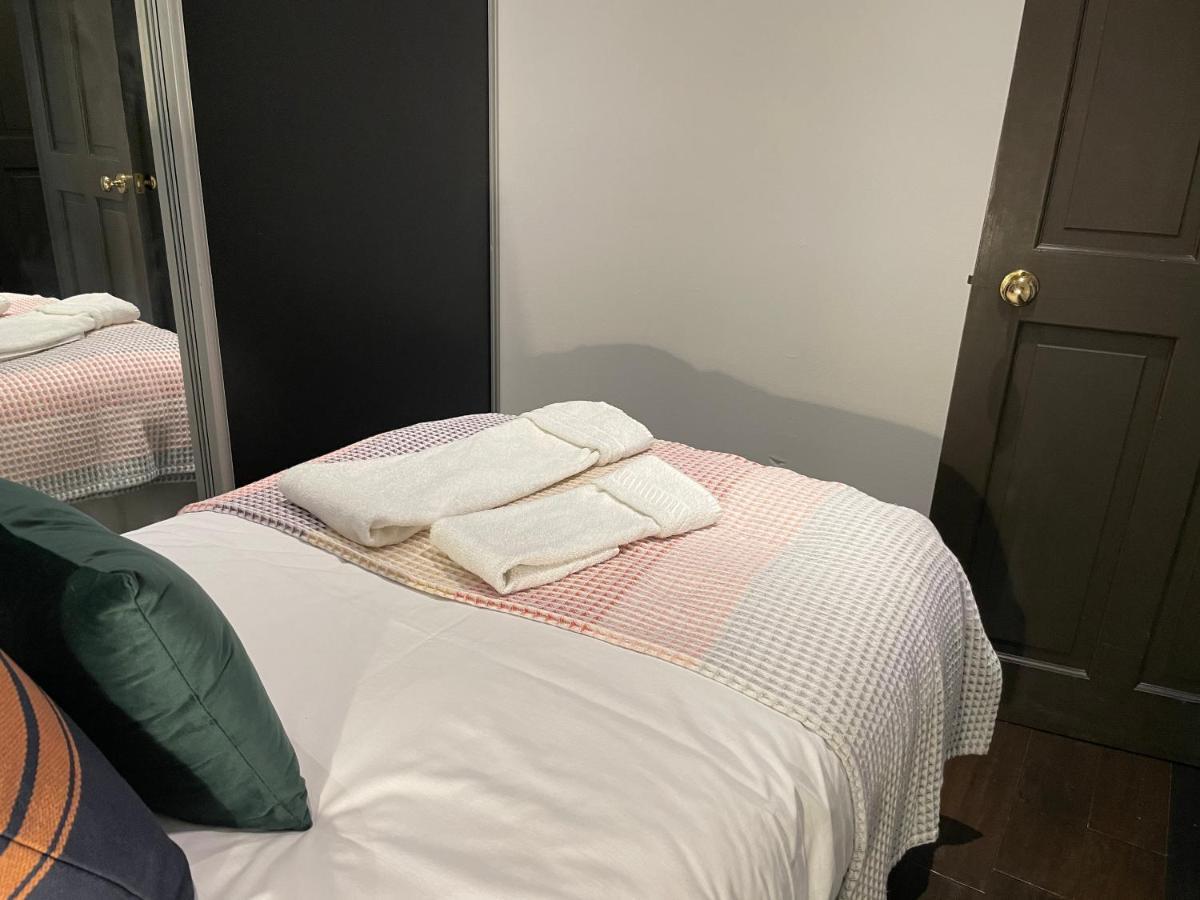 Stepney Gated Area With Parking & Garden Apartment