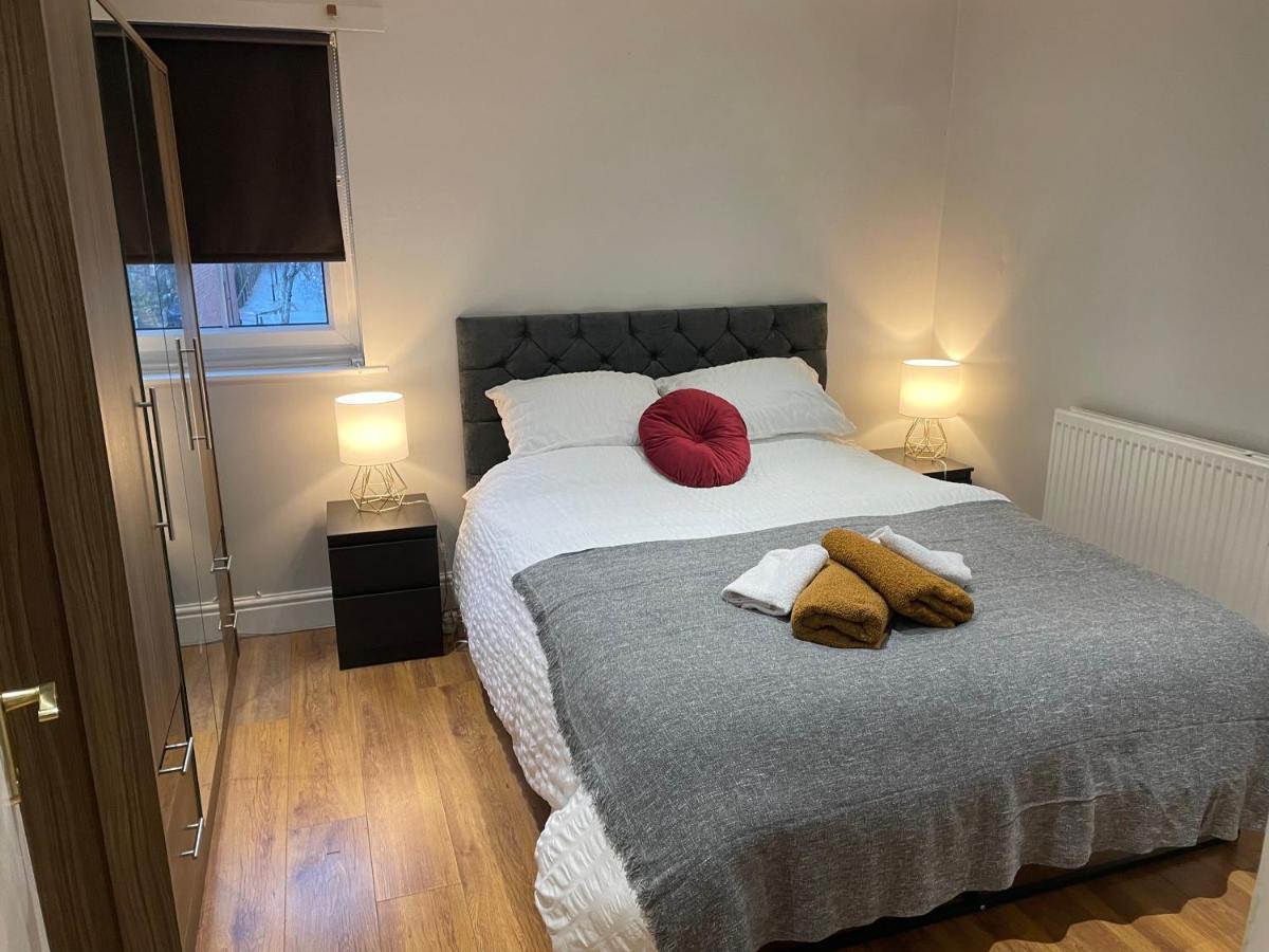 Appartement 2 Bedroom Chiswick Park Tube Station Londen