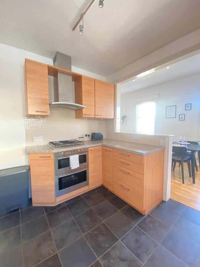 Charming & Bright 2-bed Apt Close To Station Leilighet *