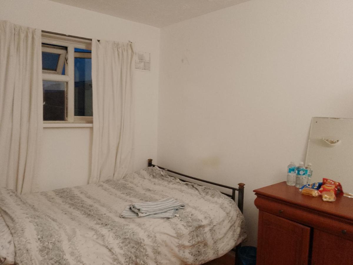 Private In 3 Bedroom Flat!! * Londen