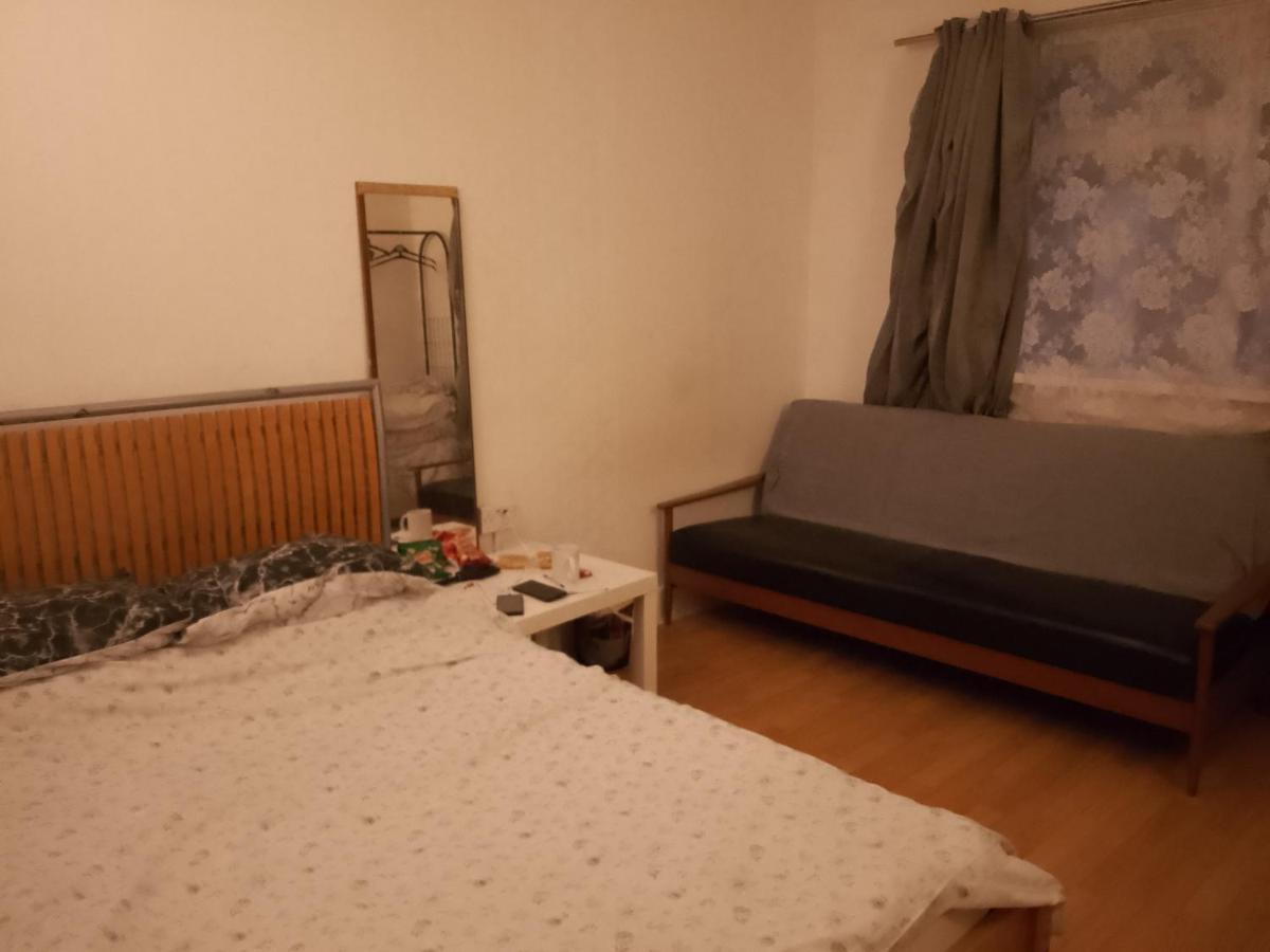 Private In 3 Bedroom Flat!! Hostel London