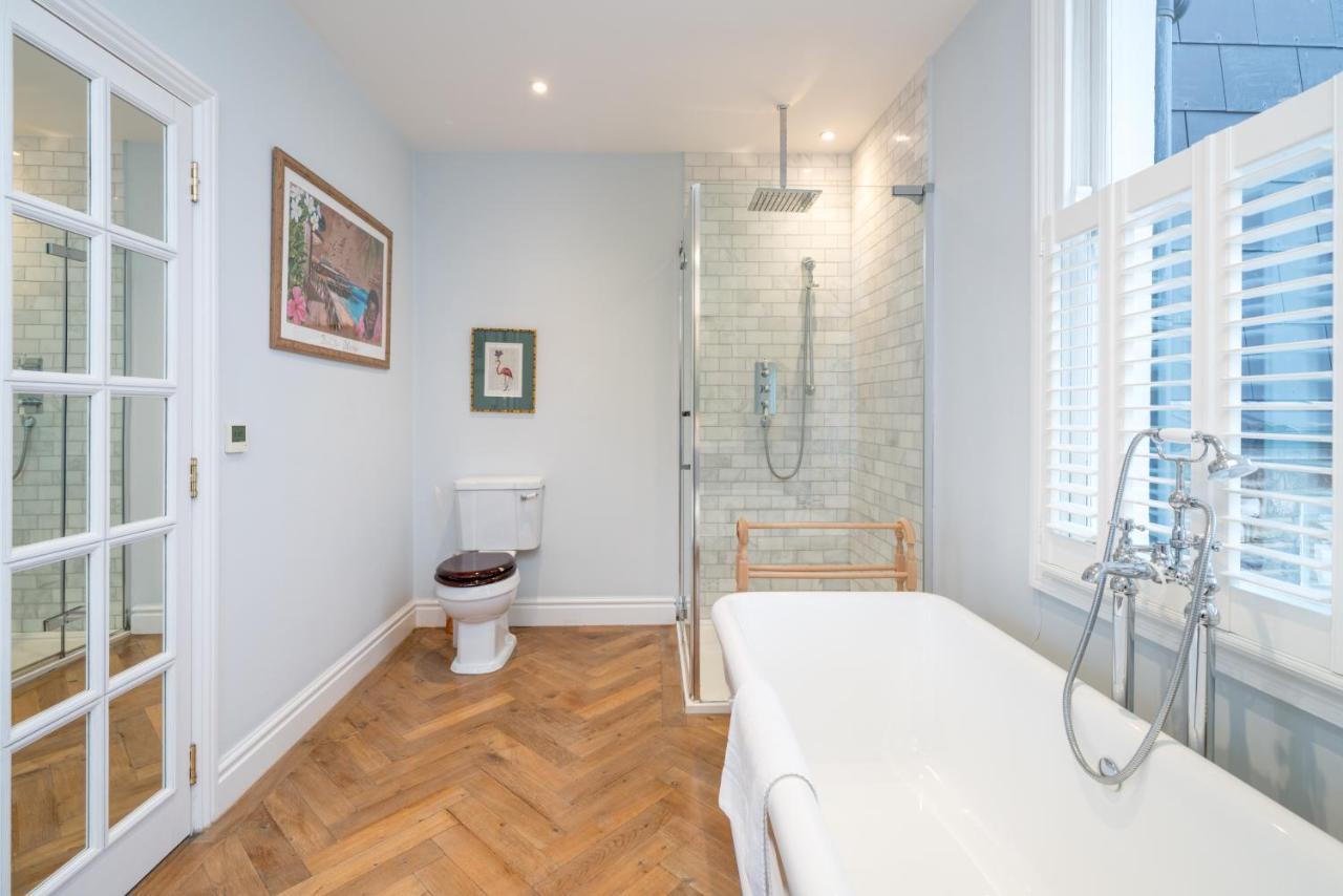 Ferienhaus Joivy Splendid 4 Bed, 4 Bath House With Garden, Shepherds Bush London