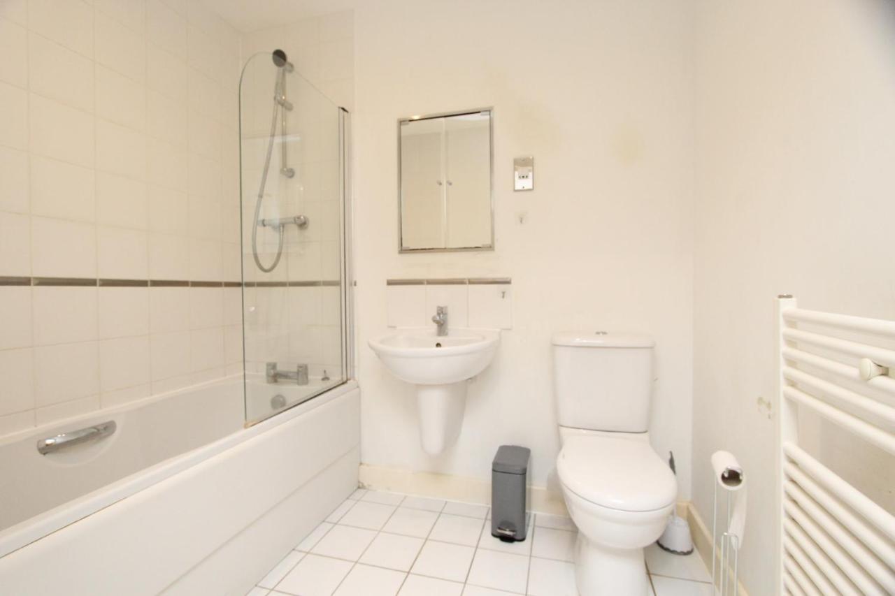 Appartement Cozy And Spacious 1 Double Bedroom Located By Excel- E16 Londen
