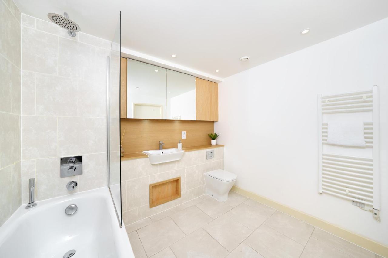 Stylish Fully-equipped One Bedroom With Extra Sofa Bed, Free Secure Parking, Onsite Gym, 24hr Security & Concierge Leilighet