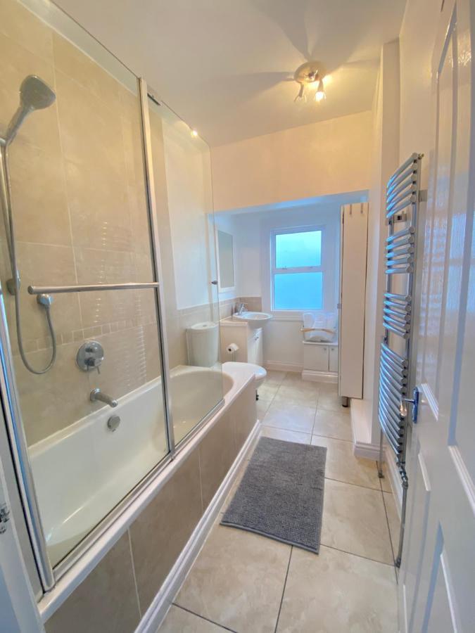 Charming & Bright 2-bed Apt Close To Station Leilighet *