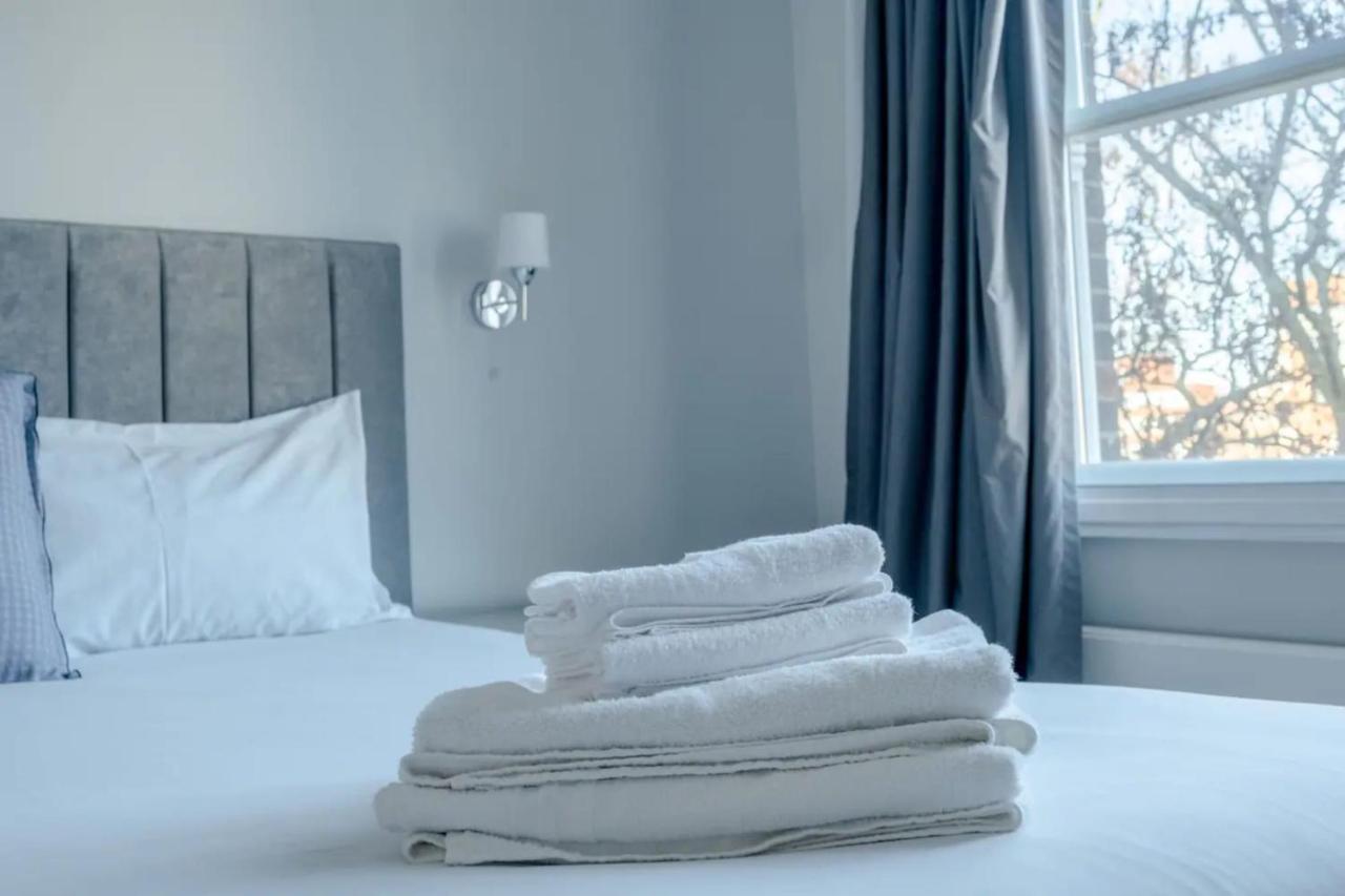 Modern And Luxurious 2 Bedroom Flat - Barons Court Londres