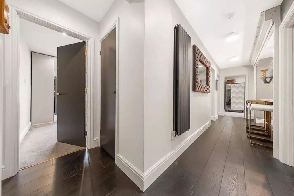 Location In - Kings Road 3-bed With Terrace, Ac & Netflix Lägenhet *