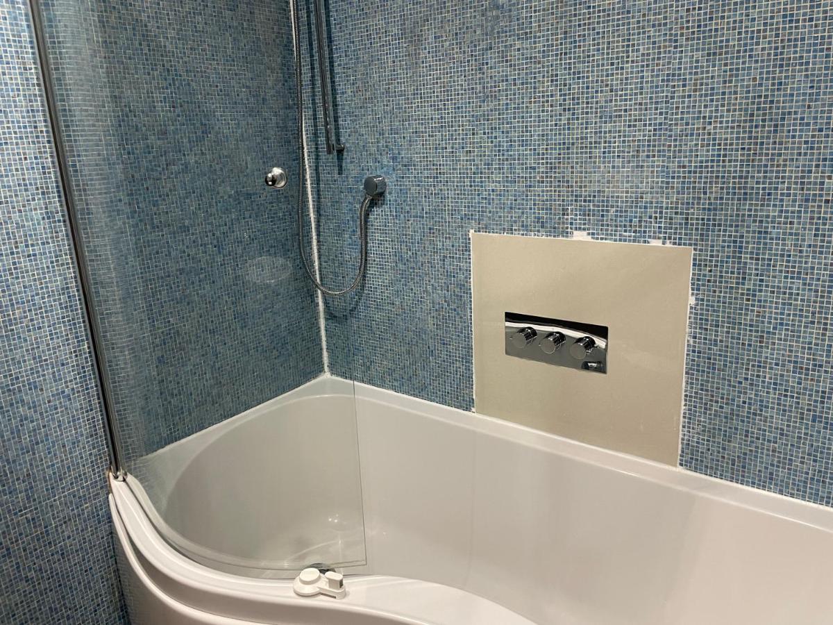 Stepney Gated Area With Parking & Garden Londra