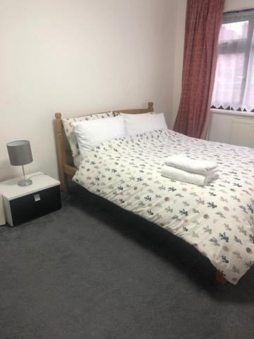 12 Minutes To Kings Cross, 6 Minutes Walks To The Train Station - Free Parking 3 Bed 2 Bath Fully Refurbished Flat No Party Or Gathering Allowed London