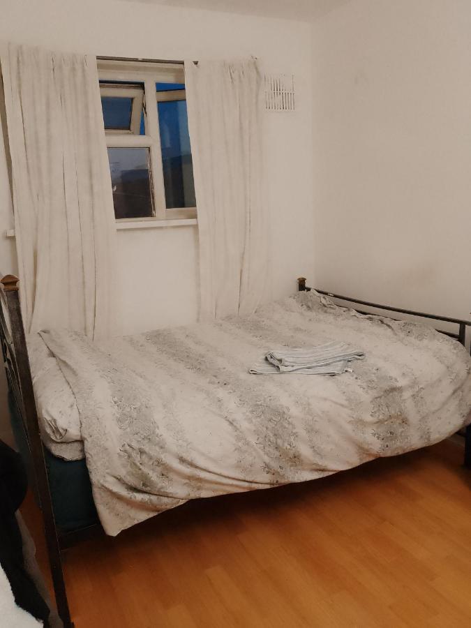 Hostel Private In 3 Bedroom Flat!! *