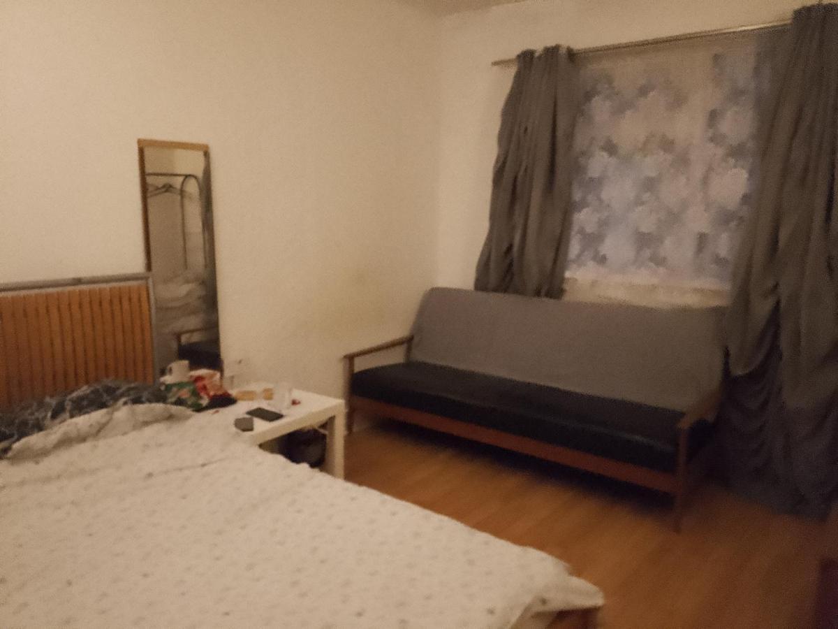 Private In 3 Bedroom Flat!! Hostel