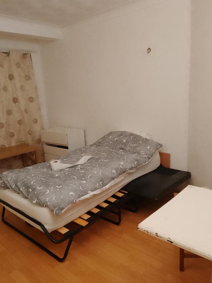 Private In 3 Bedroom Flat!! Hostel Londen