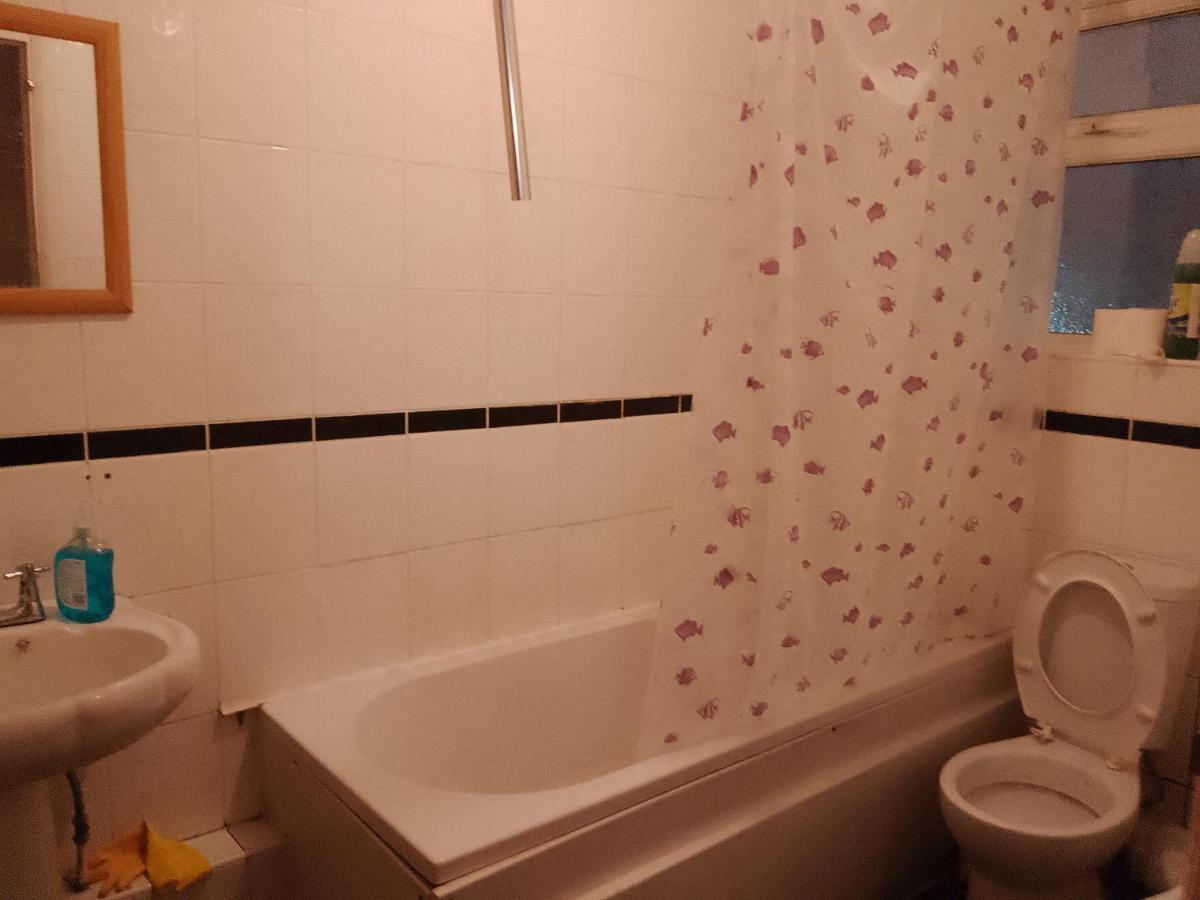 Private In 3 Bedroom Flat!! Hostel