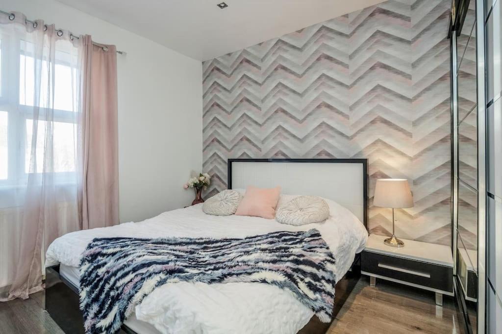 Semesterbostad Spacious 5 Bed, 2 Bathrooms House With A Private Garden *